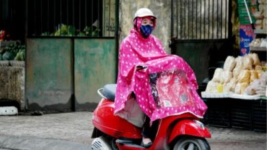 Kenali Bahaya Gunakan Jas Hujan Model Ponco, Efeknya Ngeri