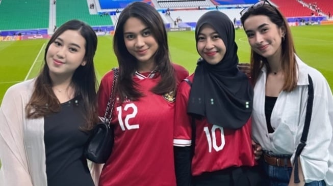 OOTD Nonton Bola ala Azizah Salsha, Bisa Jadi Inspirasi Saat Nobar Indonesia vs Australia Nanti Waktu petang