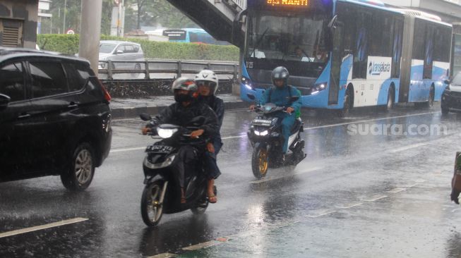 Tetap Aman Saat Berkendara Motor di area tempat Musim Hujan, Perhatikan 4 Hal Hal ini