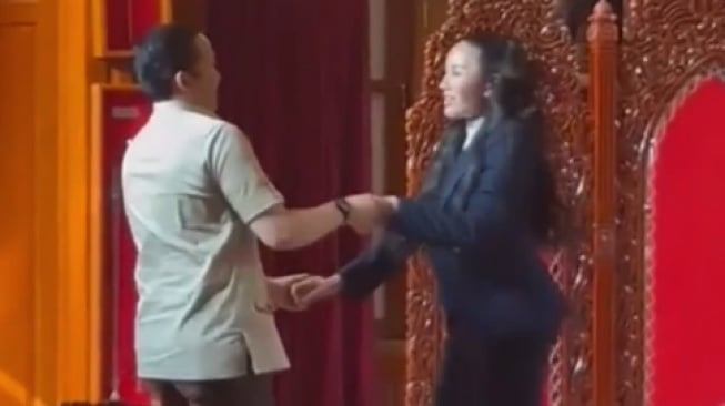 Nikita Mirzani Asyik Berdansa dengan Sespri Prabowo Subianto, Publik Heboh: Kayaknya Nyai Lagi Jatuh Cinta Nih!