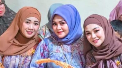Adu Gaya Para Istri Haji Alwi Ruslan, Kompak Pakai Tas Emas Saat Beri Uang Panai Rp2 M ke Putri Isnari