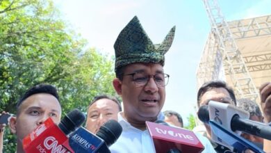 Jokowi Pakai Kertas Besar Klarifikasi perihal Presiden Boleh Memihak, Anies: Kurang Elok Rasanya