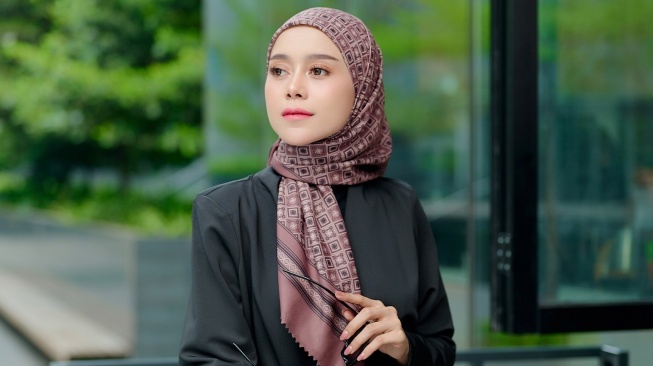 7 Inspirasi OOTD Hijab Artis, Mulai dari yang tersebut Praktis Hingga Syar’i