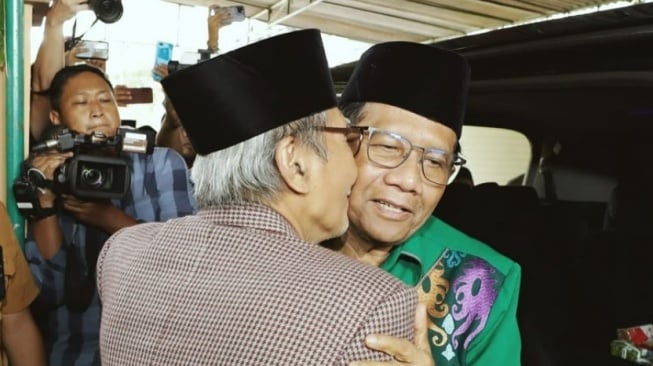 Usai Sentil Khofifah mengenai Prabowo-Gibran Ibarat Dua Sahabat Nabi, Mahfud MD Hadiri Dialog dengan Ulama di dalam area Yogyakarta