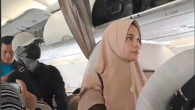 Momen Siti Atikoh Menaiki Pesawat Perekonomian Jadi Sorotan, Publik Sebut Wajahnya Mirip Penyanyi Rossa