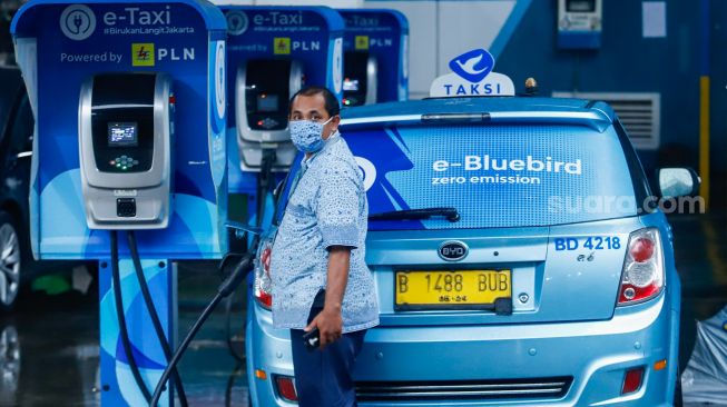 Bluebird Akan Tambah Armada Taksi Listrik, Bangun Charging Station untuk Umum