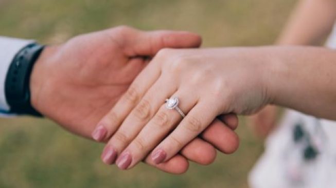 3 Cara Memilih Cincin Pernikahan Versi Monica Ivena: Gaun Pengantin Harus Senada?