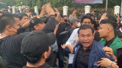 Demo Pemakzulan Jokowi pada DKI Ibukota Ricuh! Massa Mahasiswa Bentrok dengan Polisi: Woi Temen Gue Kenapa Dipukul?