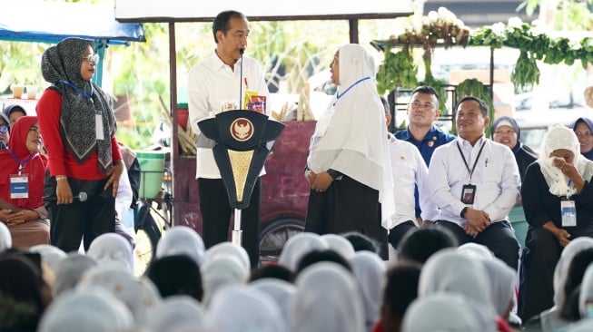 Presiden Jokowi Puji Sistem Keripik Tempe Milik Nasabah PNM Mekaar dalam di Sumatera Utara
