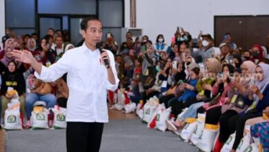 Kebut Bantuan Beras lantaran Dalih Harga Naik, Jokowi di tempat tempat Depan Emak-emak Tangsel: Siapa yang tersebut mana Gak Setuju?