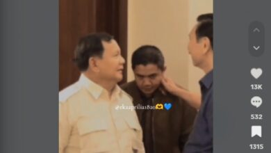 Luhut Binsar Pandjaitan Cubit Pipi Mayor Teddy, Reaksinya Jadi Sorotan: Gemes Amat!
