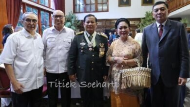 Bukan Branded, Titiek Soeharto Pakai Tas Rotan Handmade Saat Prabowo Syukuran Terima Pangkat Jenderal Kehormatan