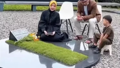 Atalia Praratya Menangis di dalam tempat Pusara Eril, Netizen Singgung Zara yang digunakan yang disebutkan Lepas Hijab