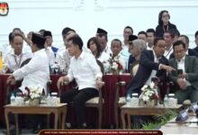 Momen Prabowo-Gibran Ngobrol dengan Ketum Projo, Anies-Muhaimin Sibuk Main HP